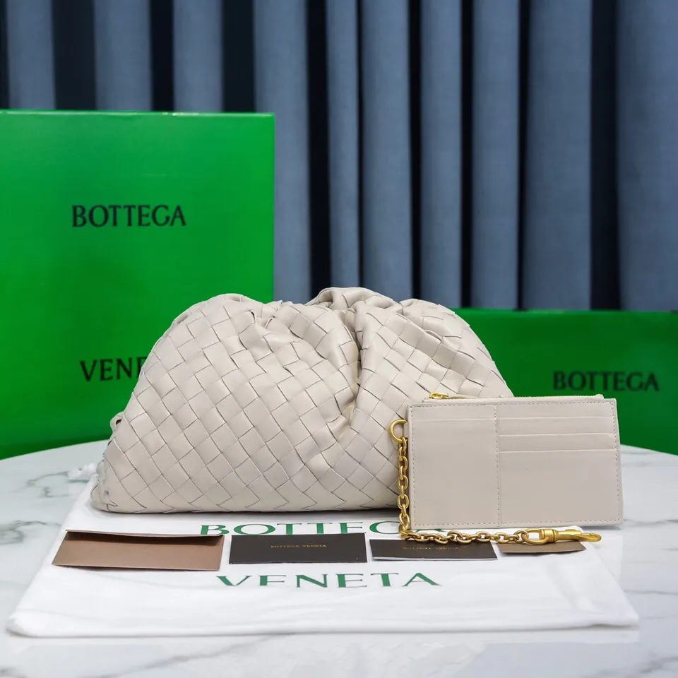 🔥🔥The counterattack of the popular Bottega Veneta started with this series of cloud bags, which went viral in the fashion circle and started a craze! Out of stock, out of stock, out of stock... One piece is hard to find, super hard to buy, regardless of age, season, or occasion. Very classy. Really, if you carry this on the road, it will turn heads! This is also the reason why this series is so expensive. Large size: 38*20*8.5cm [Big clouds and large grid weaving]